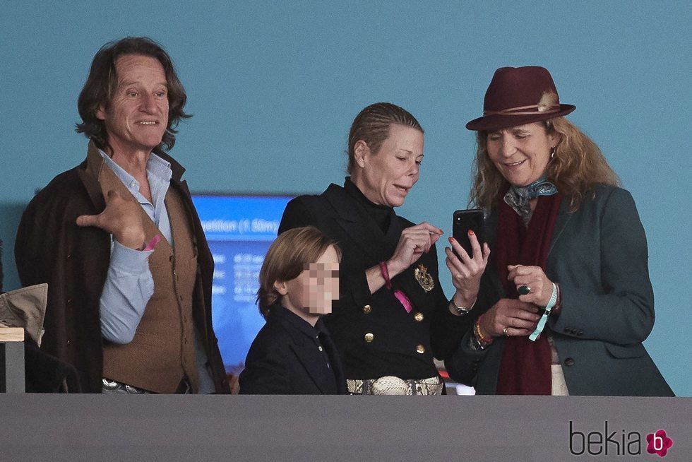 La Infanta Elena con Kalina de Bulgaria, Kitín Muñoz y su hijo Simeón Hassan en el Madrid Horse Week 2018