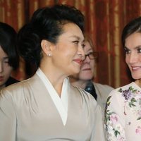 La Reina Letizia y la Primera Dama de China sonrientes durante su visita al Teatro Real