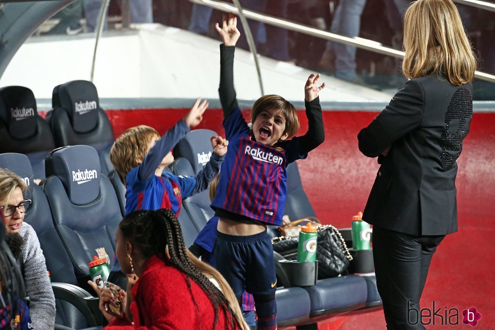 Milan y Sasha Piqué divirtiéndose en el Camp Nou