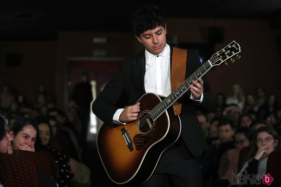 Alfred cantando en la presentación de su single en los Cines Verdi de Madrid