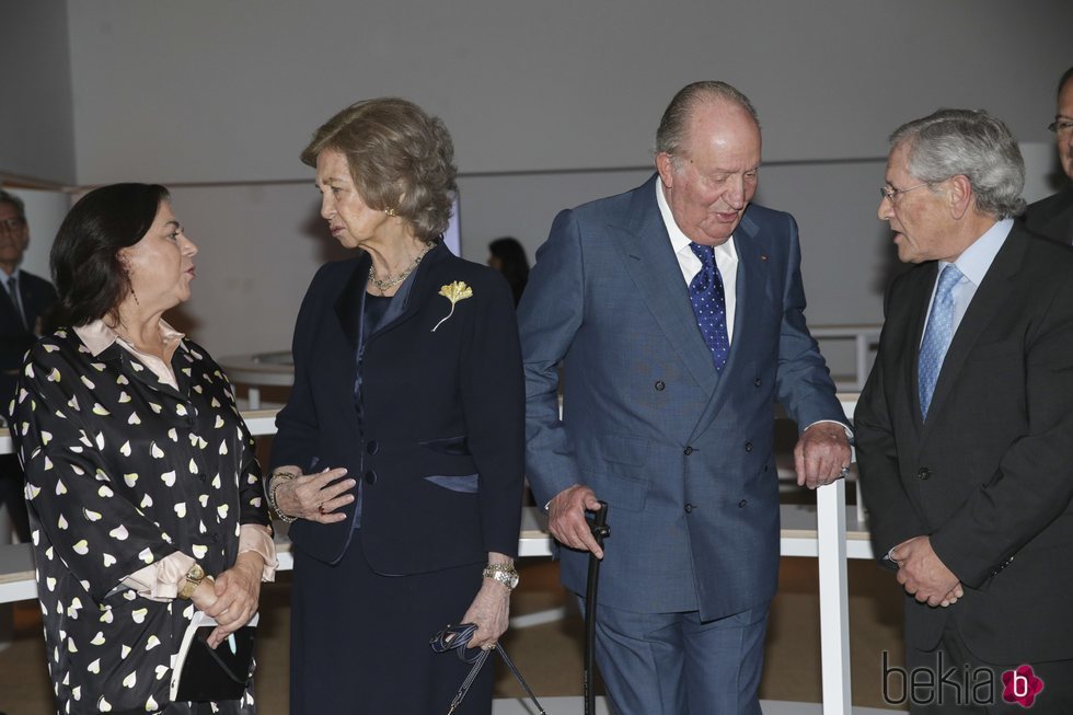 Los Reyes Juan Carlos y Sofía charlando animadamente con Lucía Méndez y Fernando Ónega