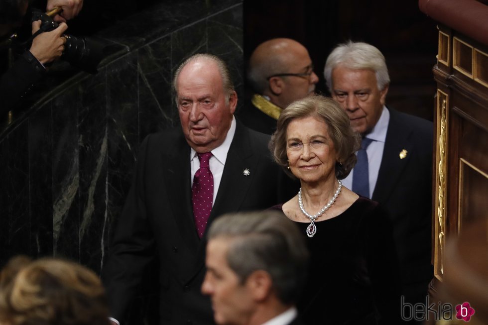 Los Reyes Juan Carlos y Sofía a su llegada al acto por el 40 aniversario de la Constitución