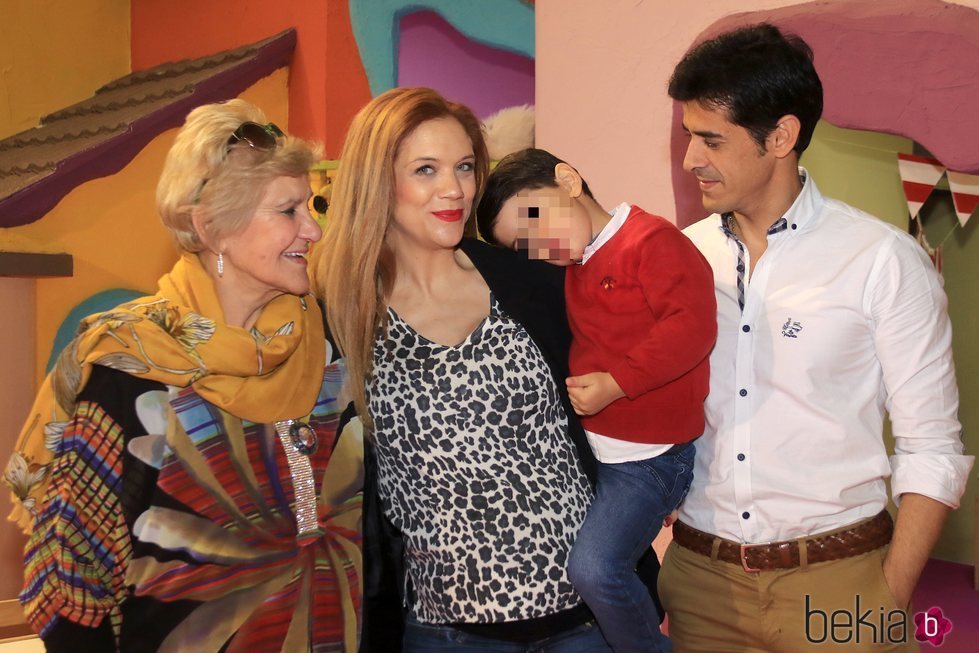 Victor Janeiro, Beatriz Trapote y Carmen Bazán celebrando el cumpleaños de Víctor junior