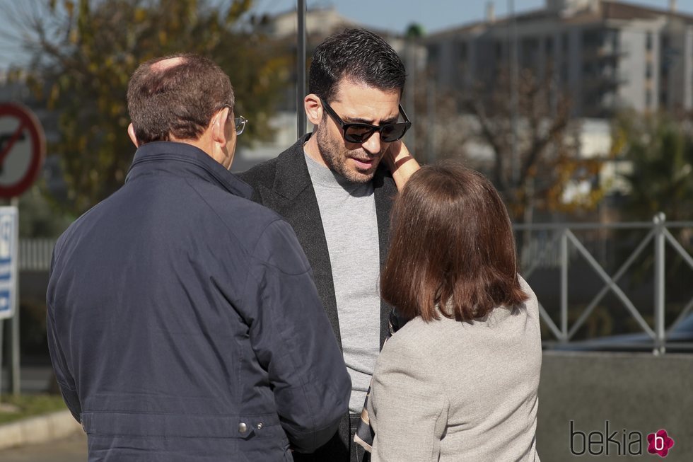Miguel Ángel Silvestre recibiendo el apoyo de los suyos tras la muerte de su padre