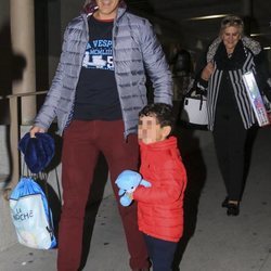 Víctor Janeiro con su madre y su hijo yendo al hospital