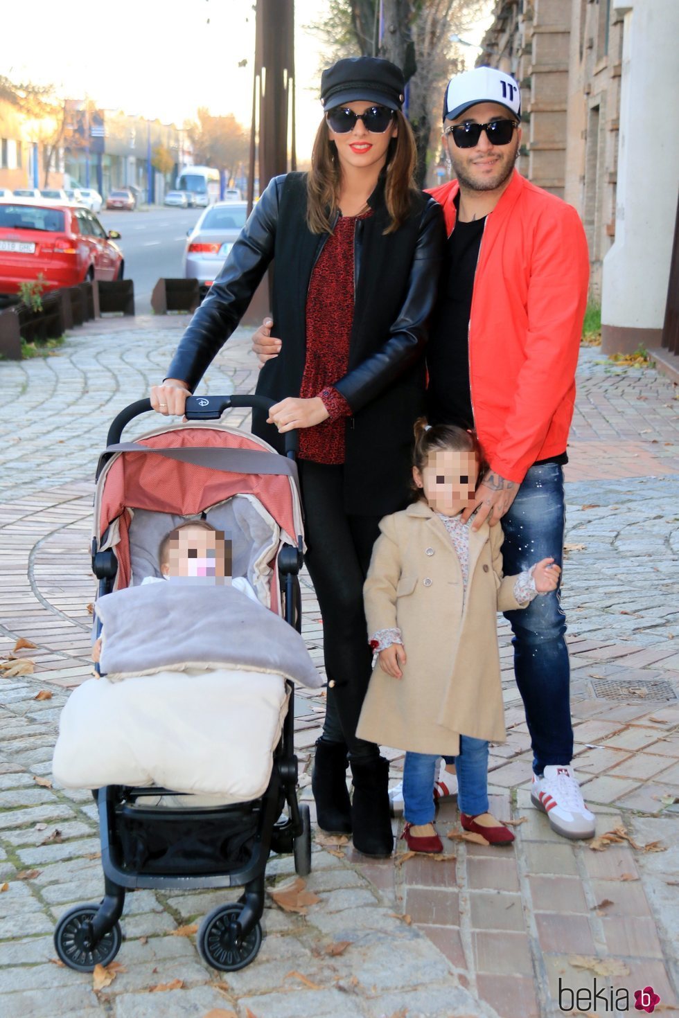 Kiko Rivera e Irene Rosales posando con sus hijas el día del tercer cumpleaños de Ana
