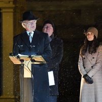 Carlos Gustavo de Suecia con Carlos Felipe de Suecia y Sofia Hellqvist en la recolocación de la estatua de Carlos XIV Juan de Suecia