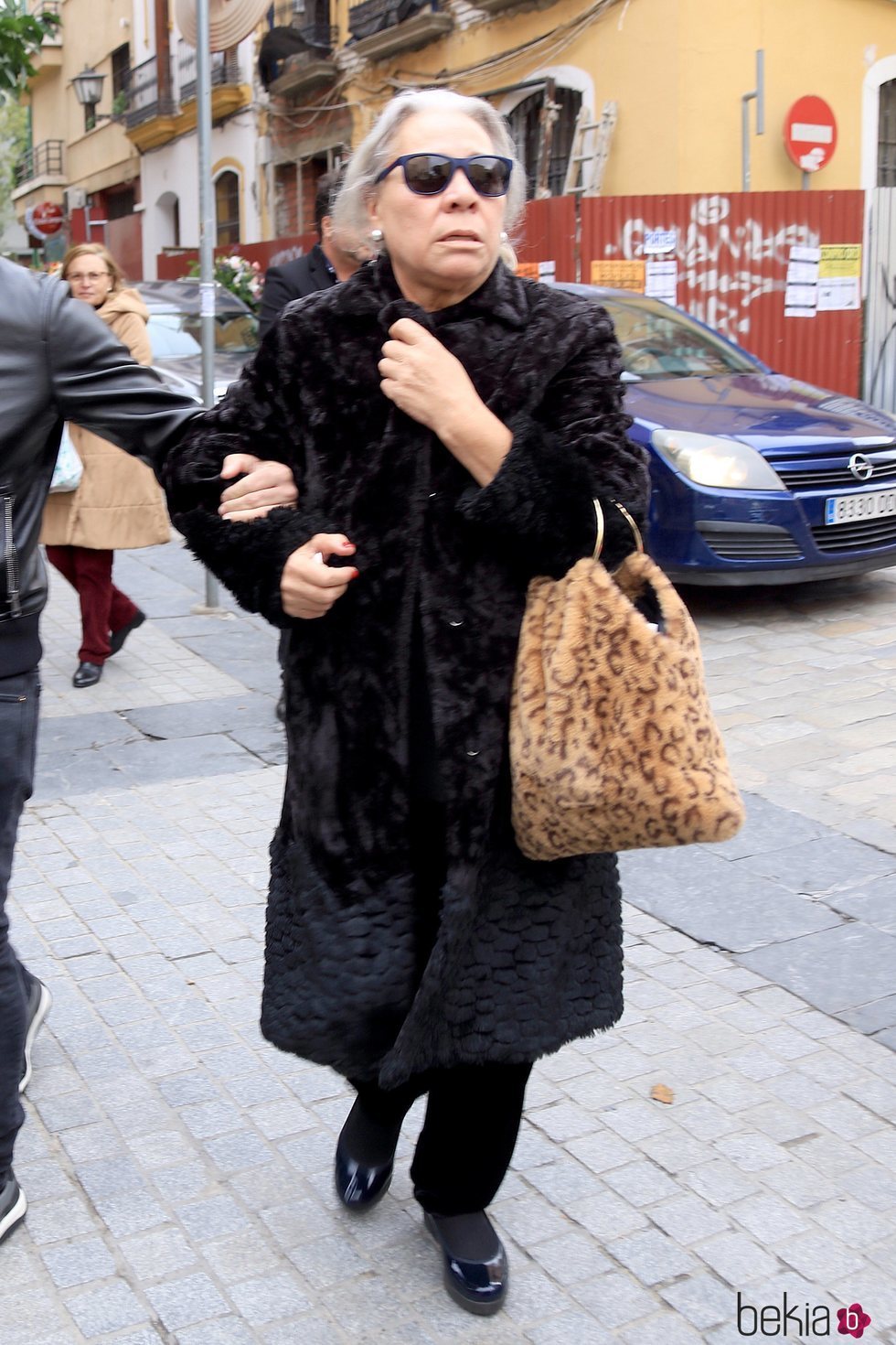 Carmen Gahona llegando al entierro de Chiquetete