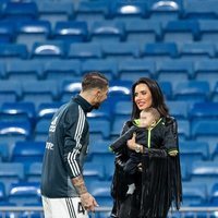 Sergio Ramos haciendo carantoñas a su hijo Alejandro