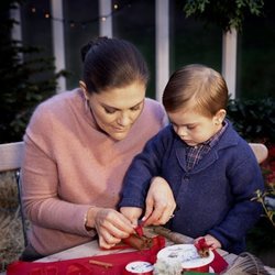 Victoria de Suecia junto a su hijo el Príncipe Oscar haciendo adornos navideños