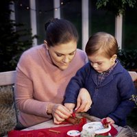 Victoria de Suecia junto a su hijo el Príncipe Oscar haciendo adornos navideños