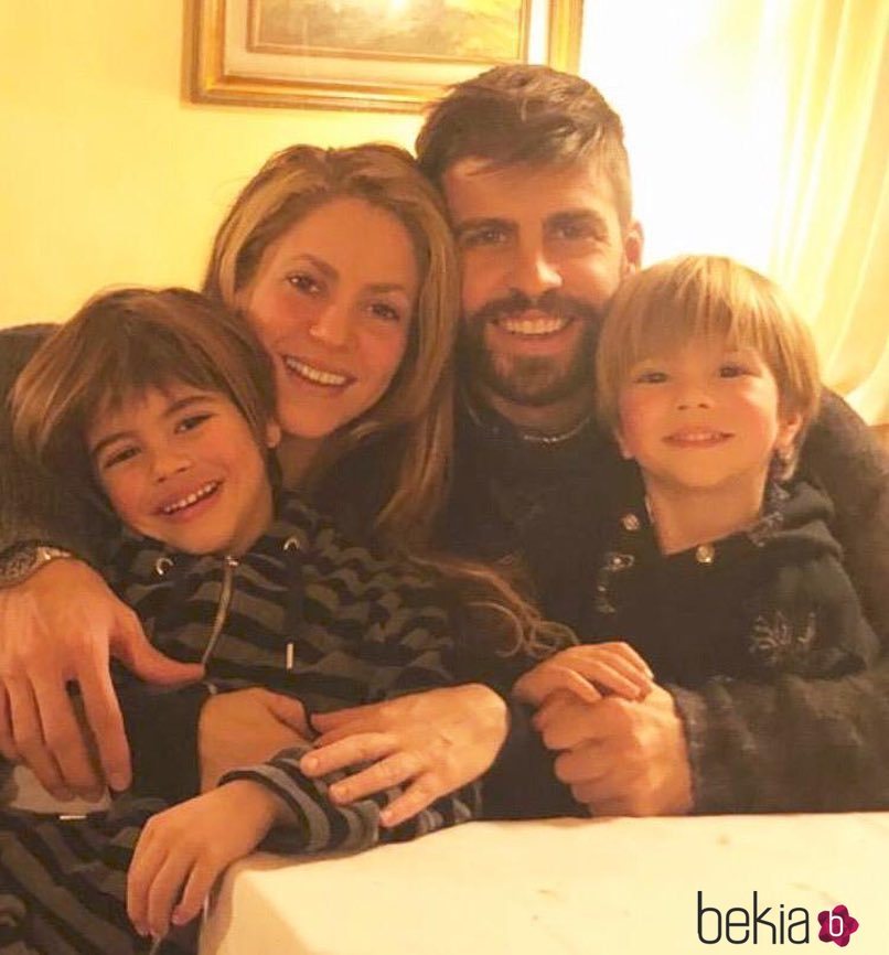 Shakira y Piqué con sus hijos en navidad