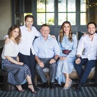 La Familia Real Jordana felicita las fiestas y desea un próspero año con este posado