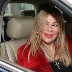 Ana Obregón montándose en un coche