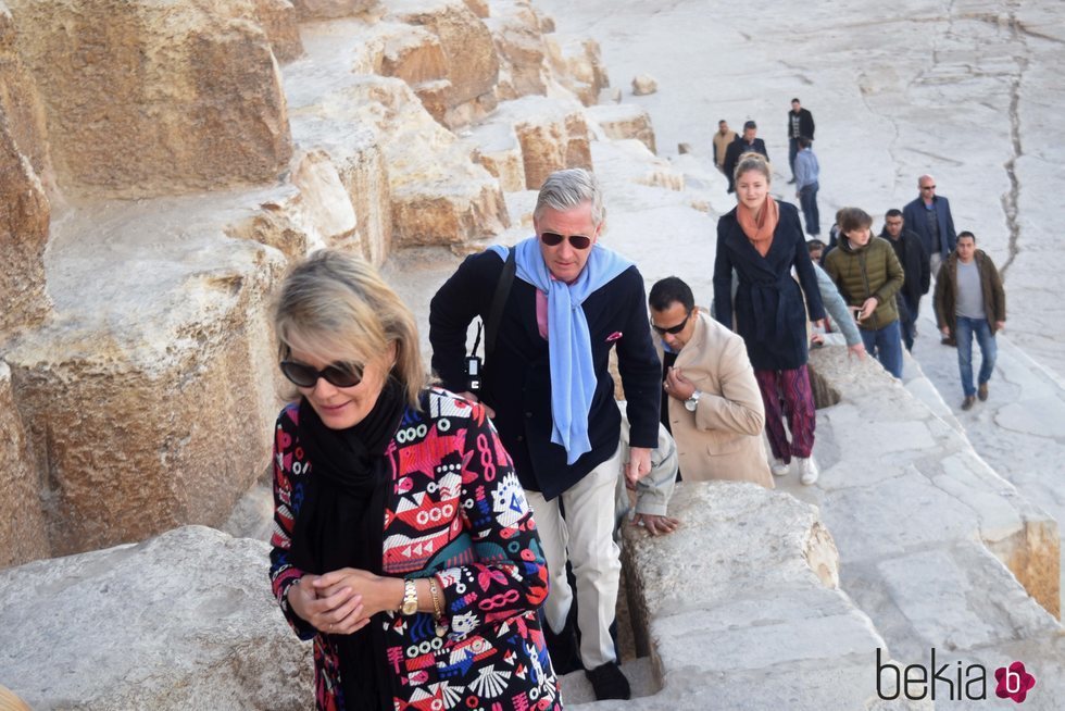 Los Reyes Felipe y Matilde de Bélgica visitando unas ruinas egipcias