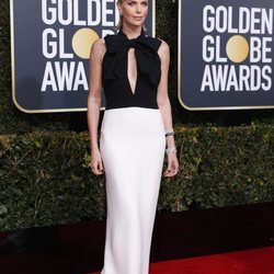 Charlize Theron en la alfombra roja de los Globos de Oro 2019