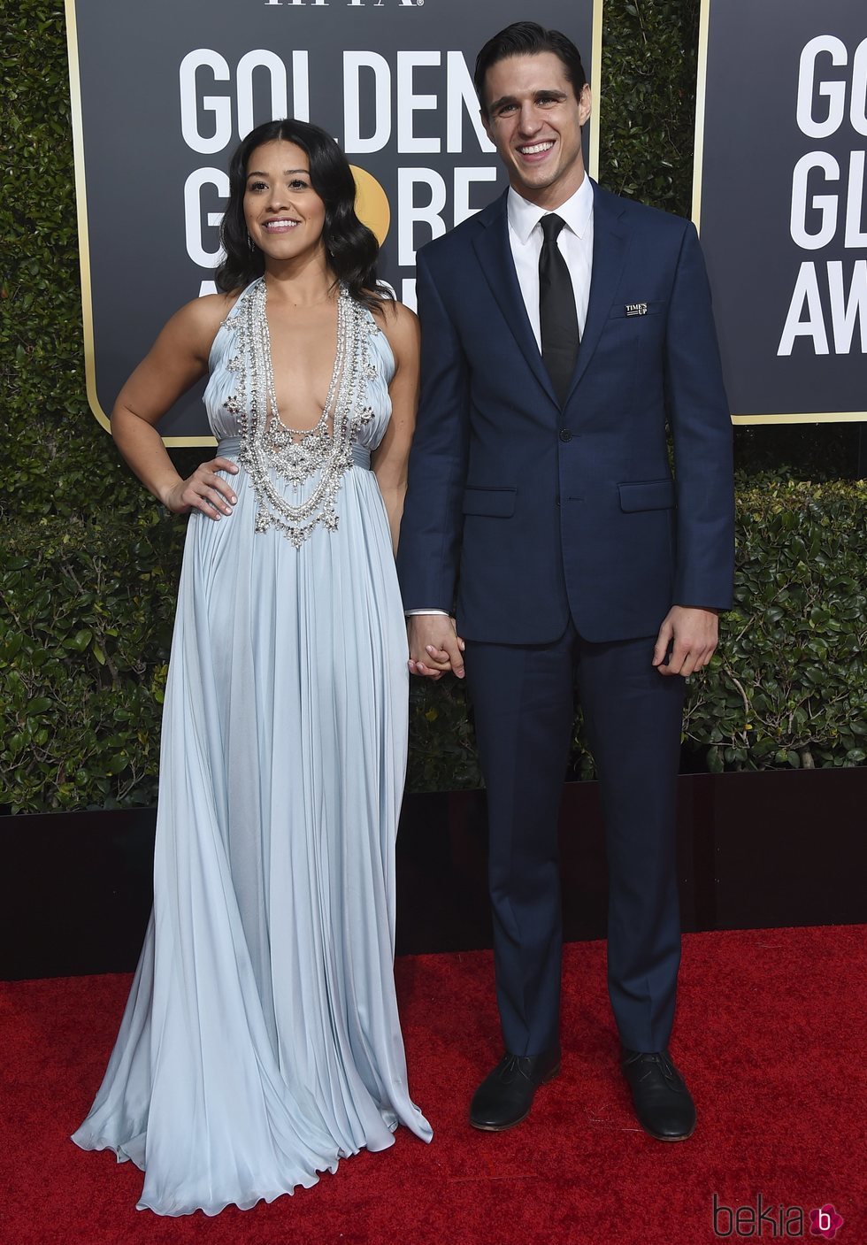 Gina Rodriguez y Joe LoCicero en la alfombra roja de los Globos de Oro 2019