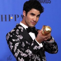 Darren Criss con su premio en los Globos de Oro 2019