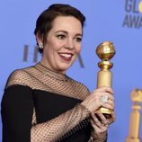 Olivia Colman con su premio en los Globos de Oro 2019