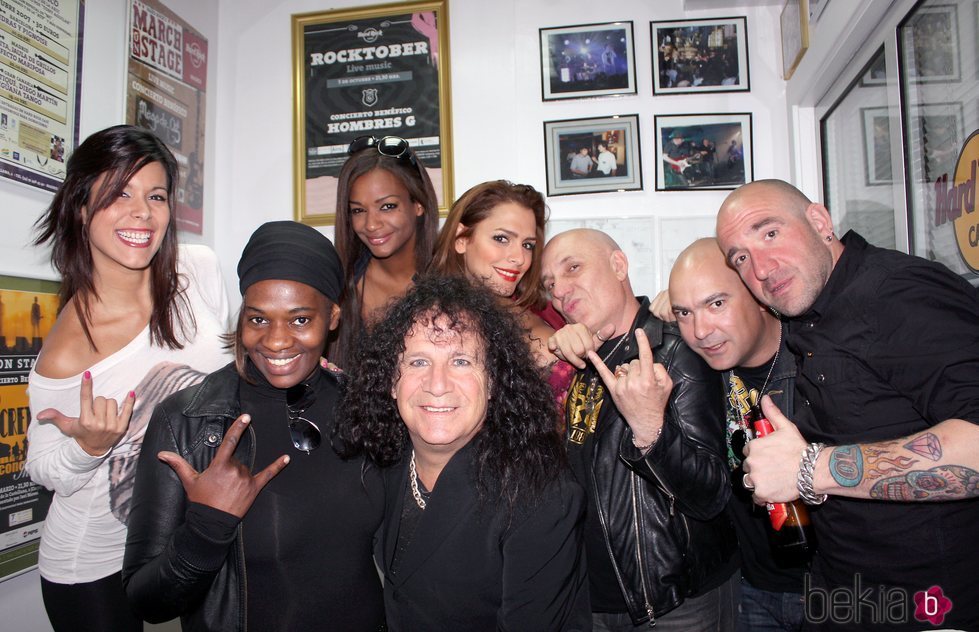 Carolina Sobe, Fortu, Amor Romeira y Liz Emiliano con la banda Obús