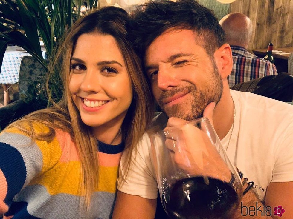Pablo López y Miriam Rodríguez en un restaurante