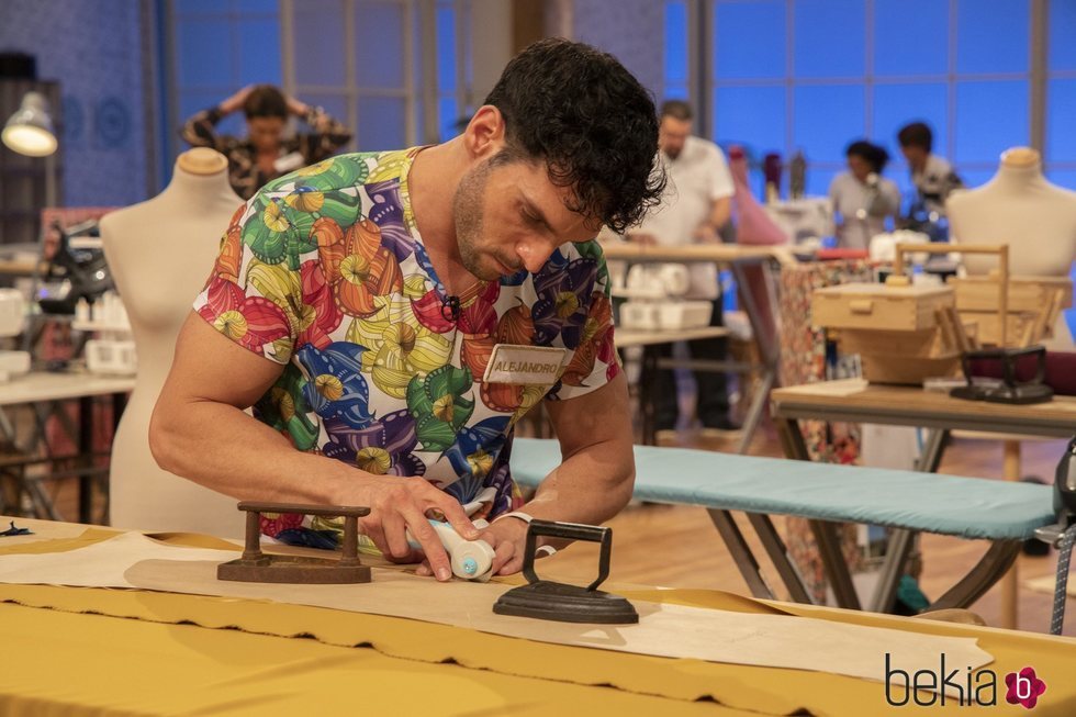 Alejandro, primer programa 'Maestros de la costura'