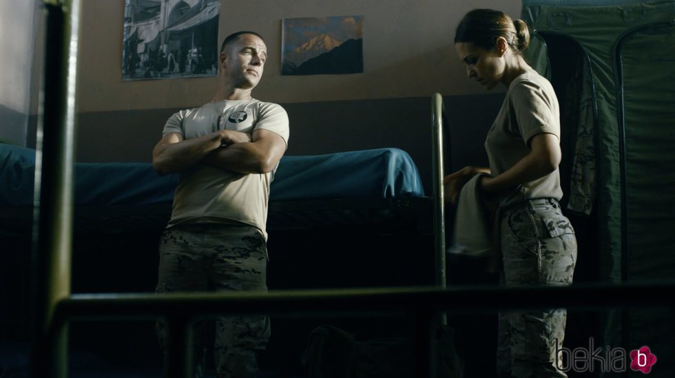 Carles Francino y Paula Echevarría en una escena de 'Los nuestros 2'