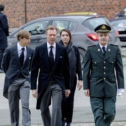 Enrique de Luxemburgo con sus hijos Luis y Alejandra de Luxemburgo en el funeral del Conde de Lannoy