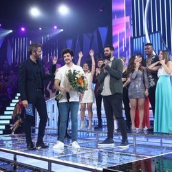 Miki con un ramo de flores al enterarse de que será representante de España en Eurovisión 2019
