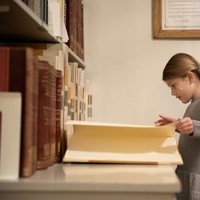 Estela de Suecia leyendo un libro en la Biblioteca Bernadotte
