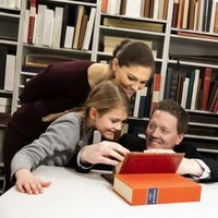 El Rey de Suecia, la Princesa Victoria y Estela de Suecia en la Biblioteca Bernadotte