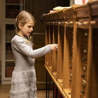 Estela de Suecia durante su primera visita a la Biblioteca Bernadotte