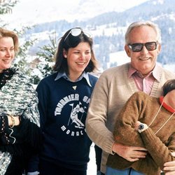 Grace, Carolina, Rainiero y Estefanía de Mónaco durante unas vacaciones en Gstaad