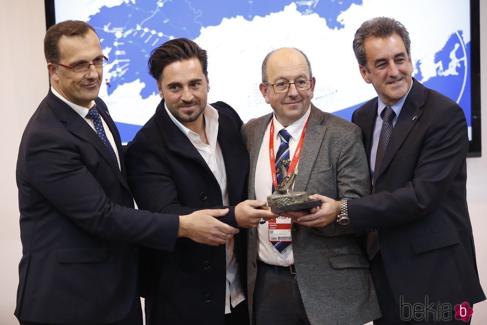 David Bustamante con el Alcalde de San Vicente de la Barquera entre otros en FITUR 2019