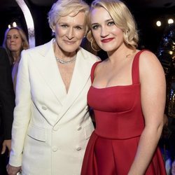 Glenn Close y Emily Osment durante la gala de los SAG 2019