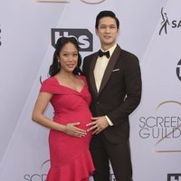 Harry Shum Jr. y Shelby Rabara en los SAG 2019