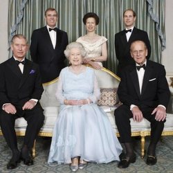 La Reina Isabel y el Duque de Edimburgo con sus cuatro hijos en sus bodas de diamante