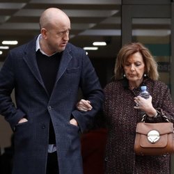 María Teresa Campos y su chófer Gustavo saliendo de una revisión médica