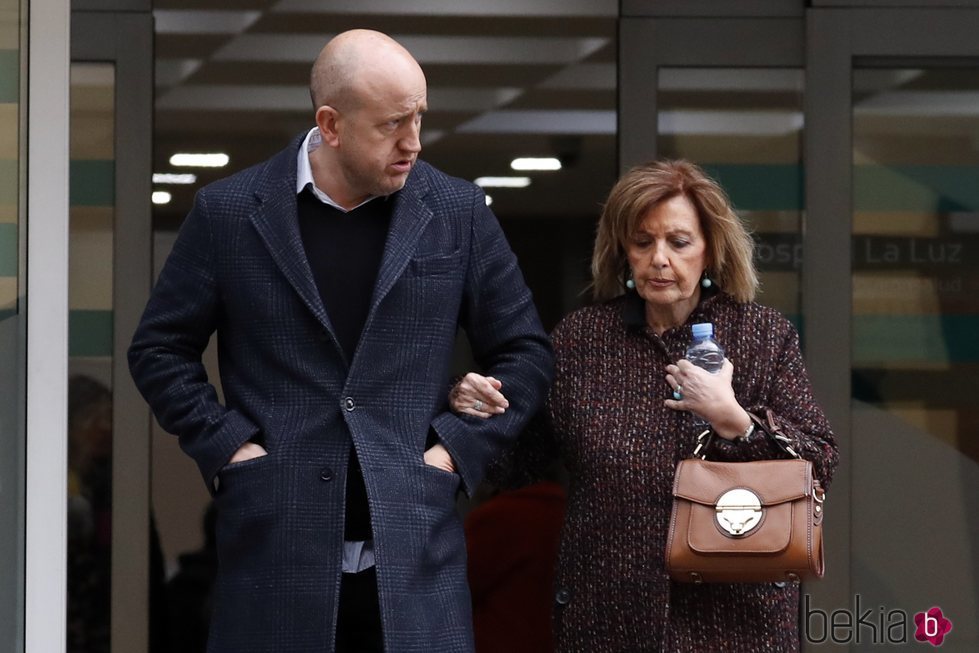 María Teresa Campos y su chófer Gustavo saliendo de una revisión médica