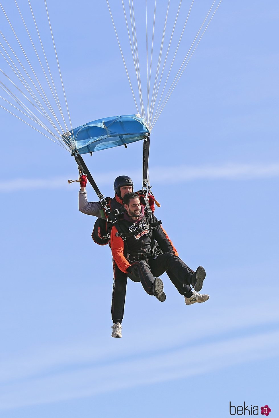 Asraf Beno haciendo parapente