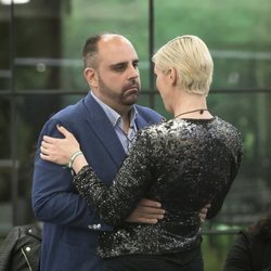 María Jesús Ruiz y Julio Ruz se abrazan tras salvarse de la expulsión en 'GH DÚO'