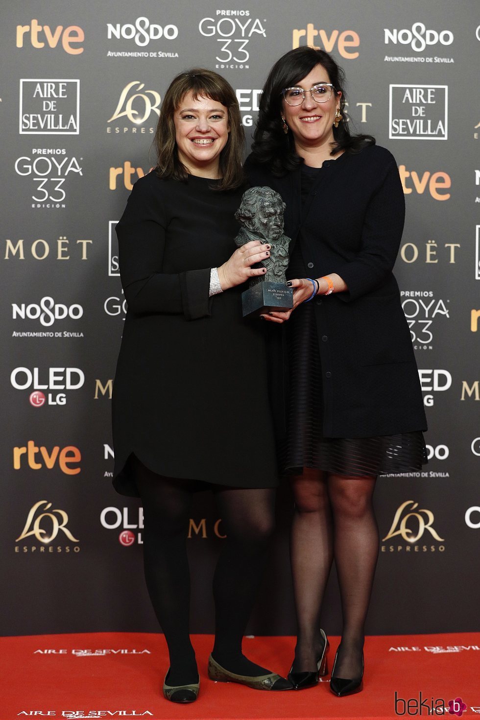 Ewa Puszczynska posa con su estatuilla en los Premios Goya 2019