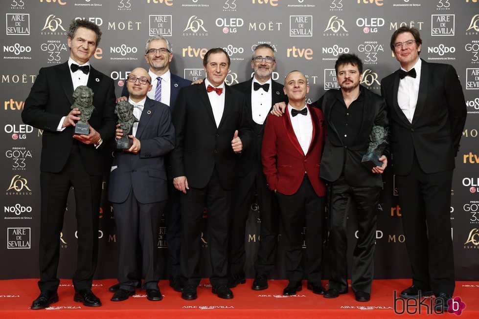 Elenco 'Campeones' con su estatuilla en los Premios Goya 2019