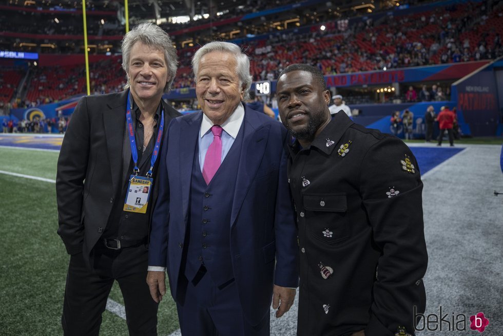 Jon Bon Jovi, Robert Kraft y Kevin Hart en la Super Bowl 2019