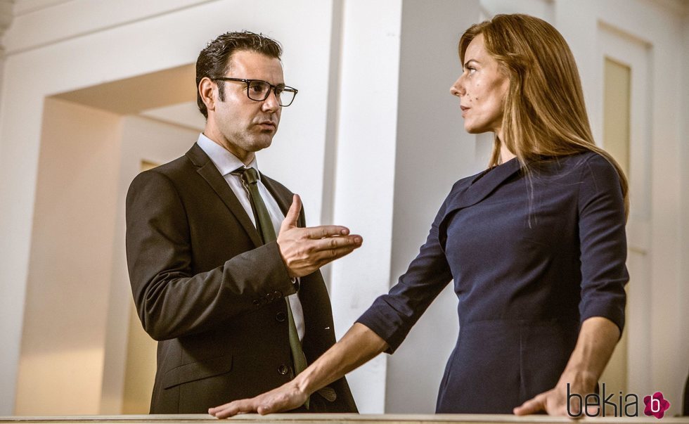 Miquel Fernádez y Miryam Gallego en una escena de 'Secretos de Estado'
