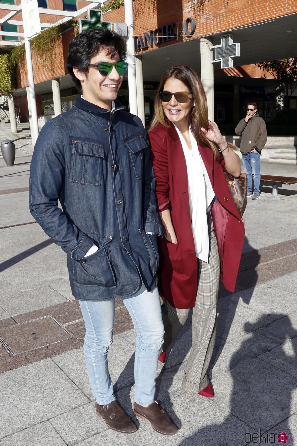 Ivonne Reyes y su hijo en los juzgados de Alcobendas