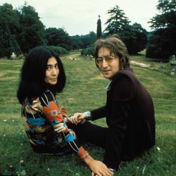 John Lennon y su mujer Yoko Ono en un parque