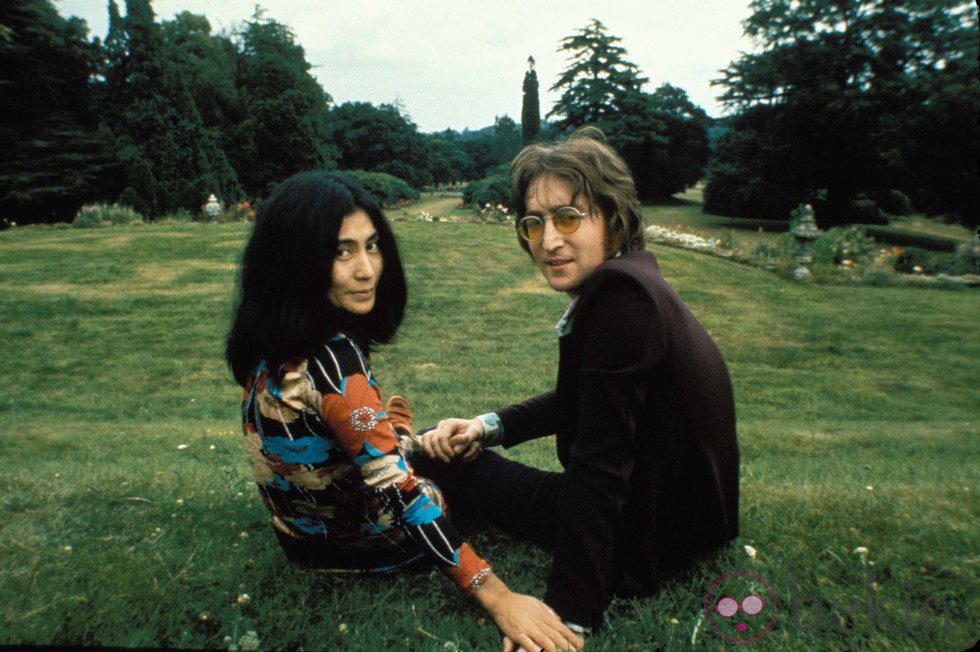 John Lennon y su mujer Yoko Ono en un parque