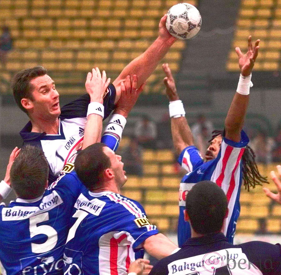 Iñaki Urdangarín disputando un partido entre España y Francia en 1999