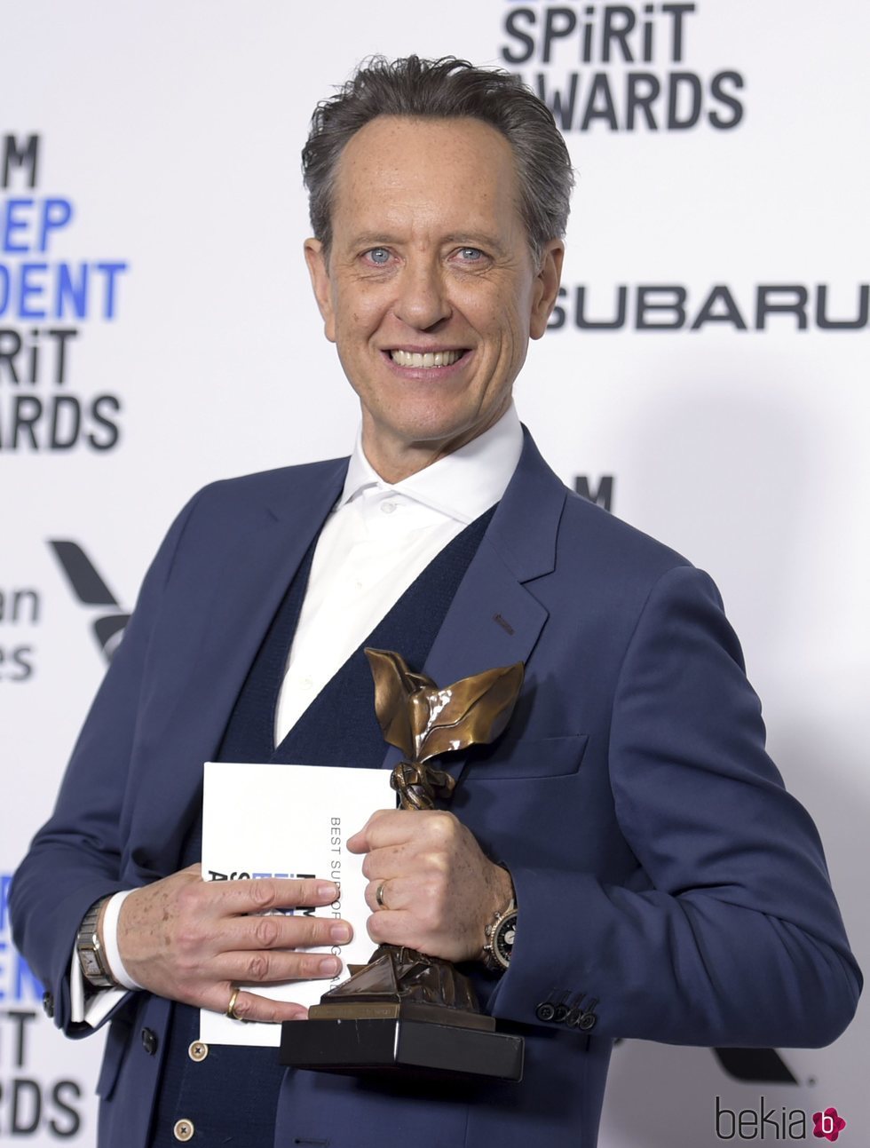 Richard E. Grant con su galardón en los Spirit Awards 2019